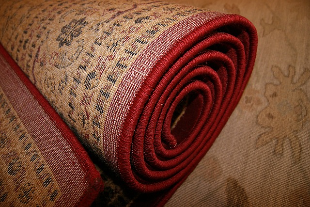 koberec svinutý